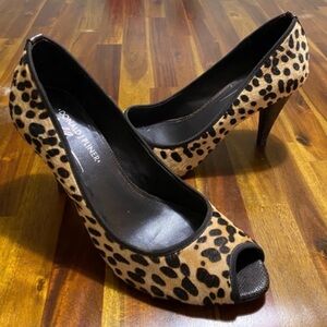 NWT Donald J. Pliner Animal Print Peep Toe Heels gorgeous genuine leather.
$9.5M